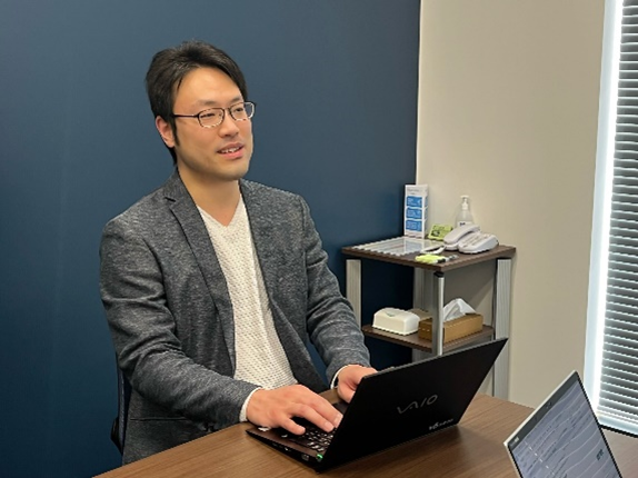 インタビューを受ける株式会社朝日ネットの草場敬之様